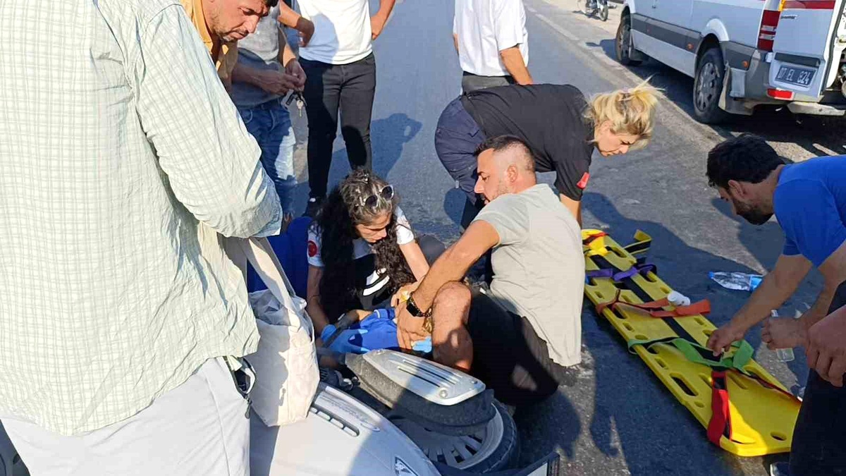 Antalya\'da motosiklet-otomobil çarpışması: Motosiklet sürücüsü yaralandı