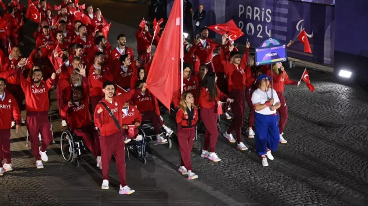 Paris\'te 17. Paralimpik Oyunları\'nın açılış töreni yapıldı: Sporcularımız Concorde Meydanı\'ndan geçti