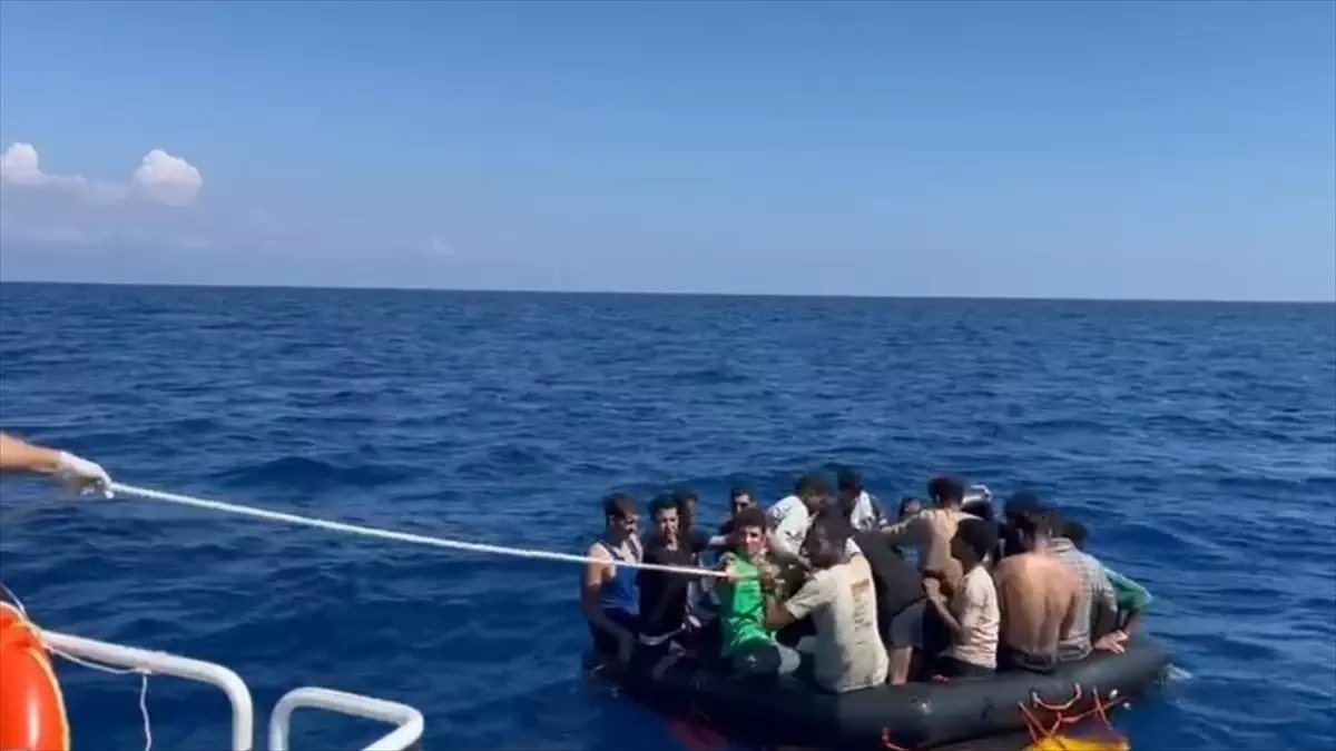 Muğla\'da 27 düzensiz göçmen kurtarıldı, Datça\'da 26 göçmen yakalandı