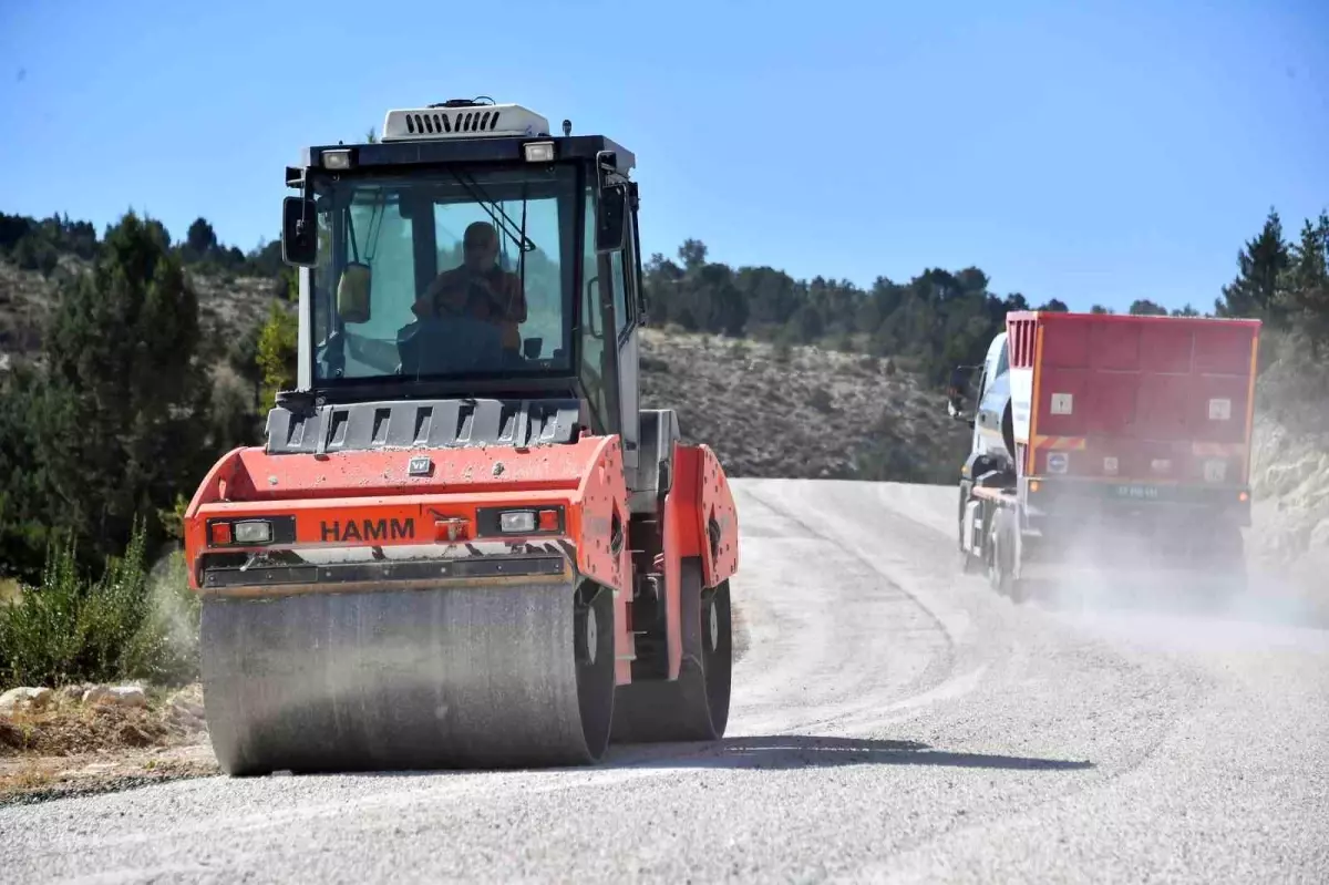 Mersin Büyükşehir Belediyesi Silifke\'de Asfalt Yenileme Çalışması Yaptı