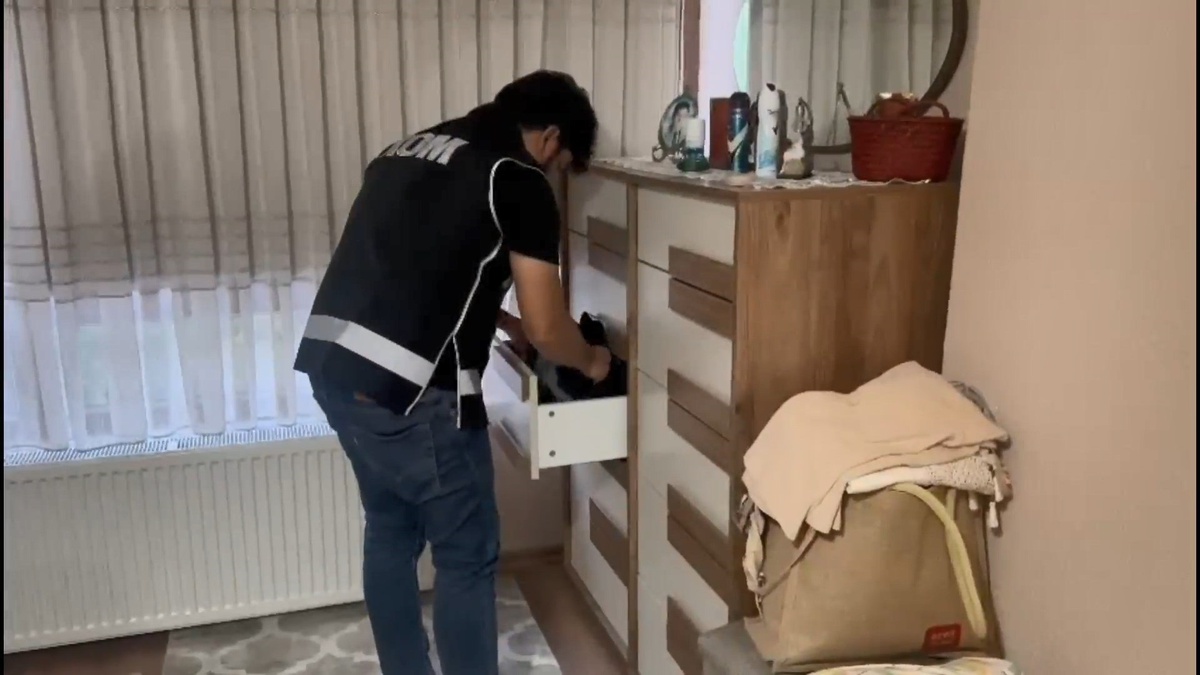 Silivri\'de Hayvan Derneği Kurup Bağışları Zimmetlerine Geçiren Şüphelilere Operasyon