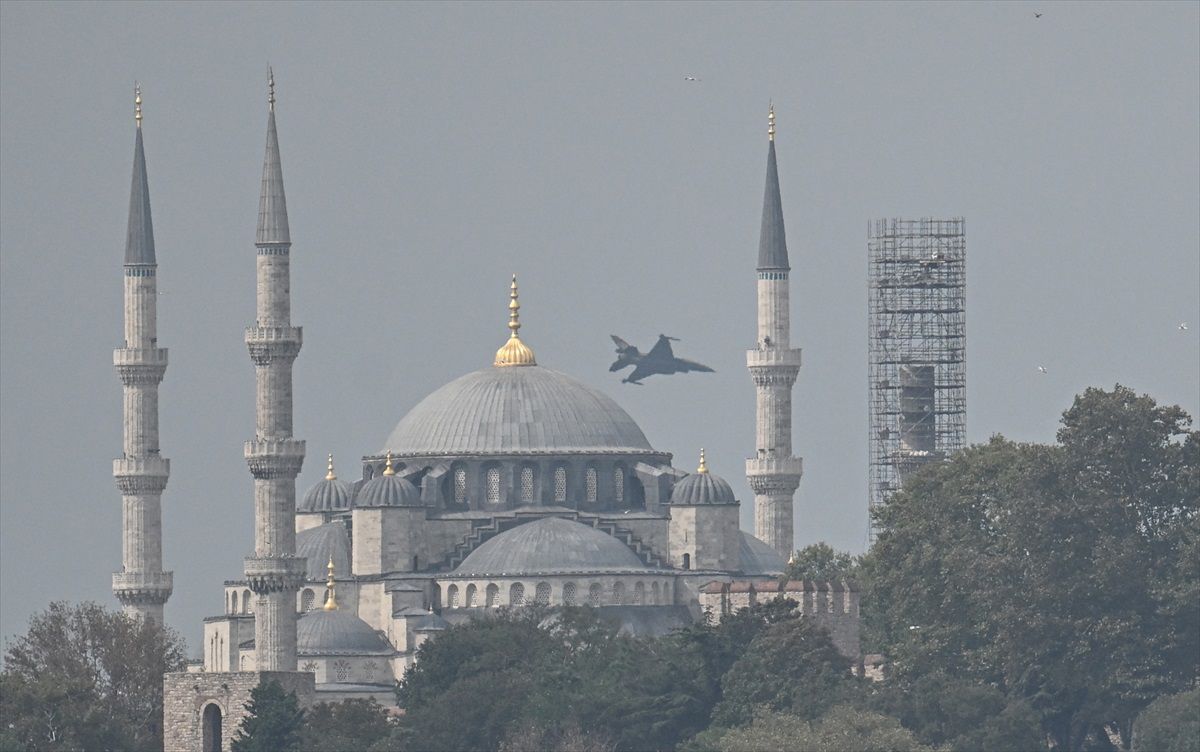 SOLOTÜRK, 30 Ağustos Zafer Bayramı kutlamaları için çevre tanıma uçuşu gerçekleştirdi