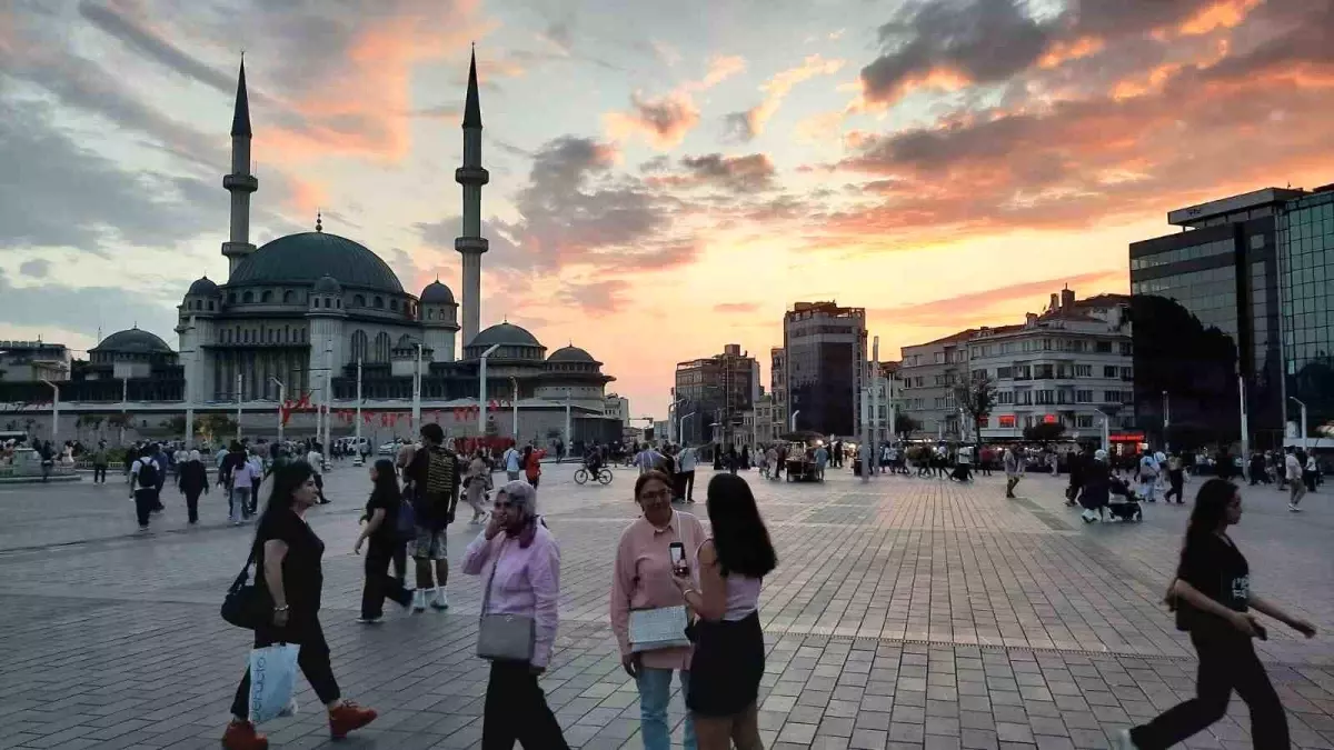 Taksim\'de gün batımı kartpostallık manzara oluşturdu