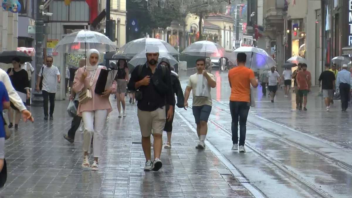 Taksim\'de Sağanak Yağış: İstiklal Caddesi\'nde Zor Anlar