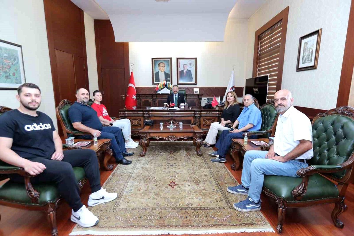 Türkiye Boks Şampiyonası\'nda 3. olan Rabia Yüceer ve ailesi Vali Aksoy\'u ziyaret etti