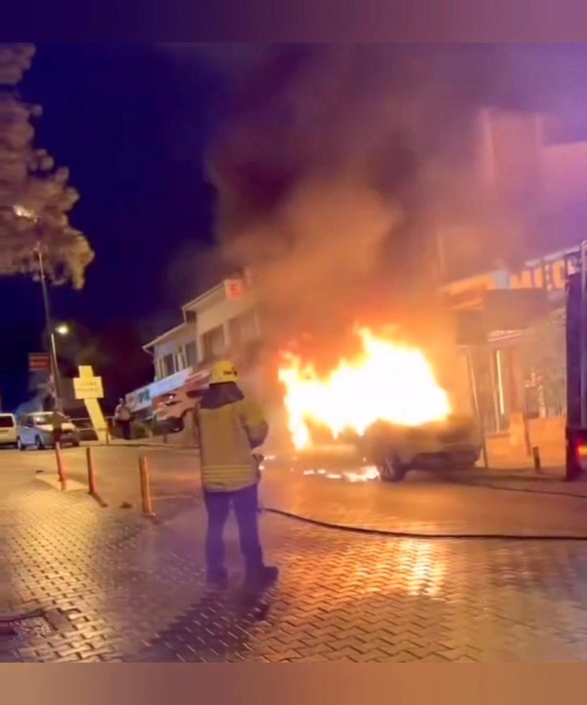 Üsküdar\'da Park Halindeki Otomobil Alev Alev Yandı