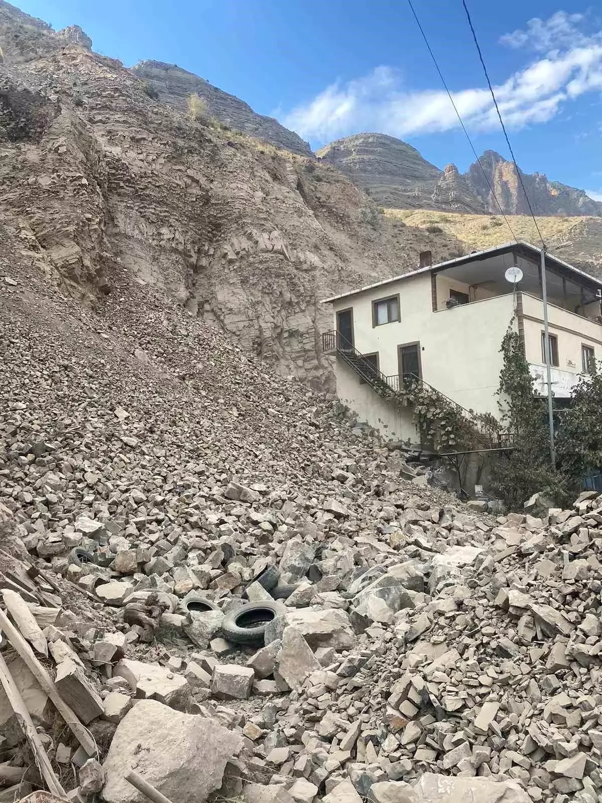 Erzurum\'da heyelan çalışmaları sırasında ev ve iş yerlerine kaya parçaları düştü