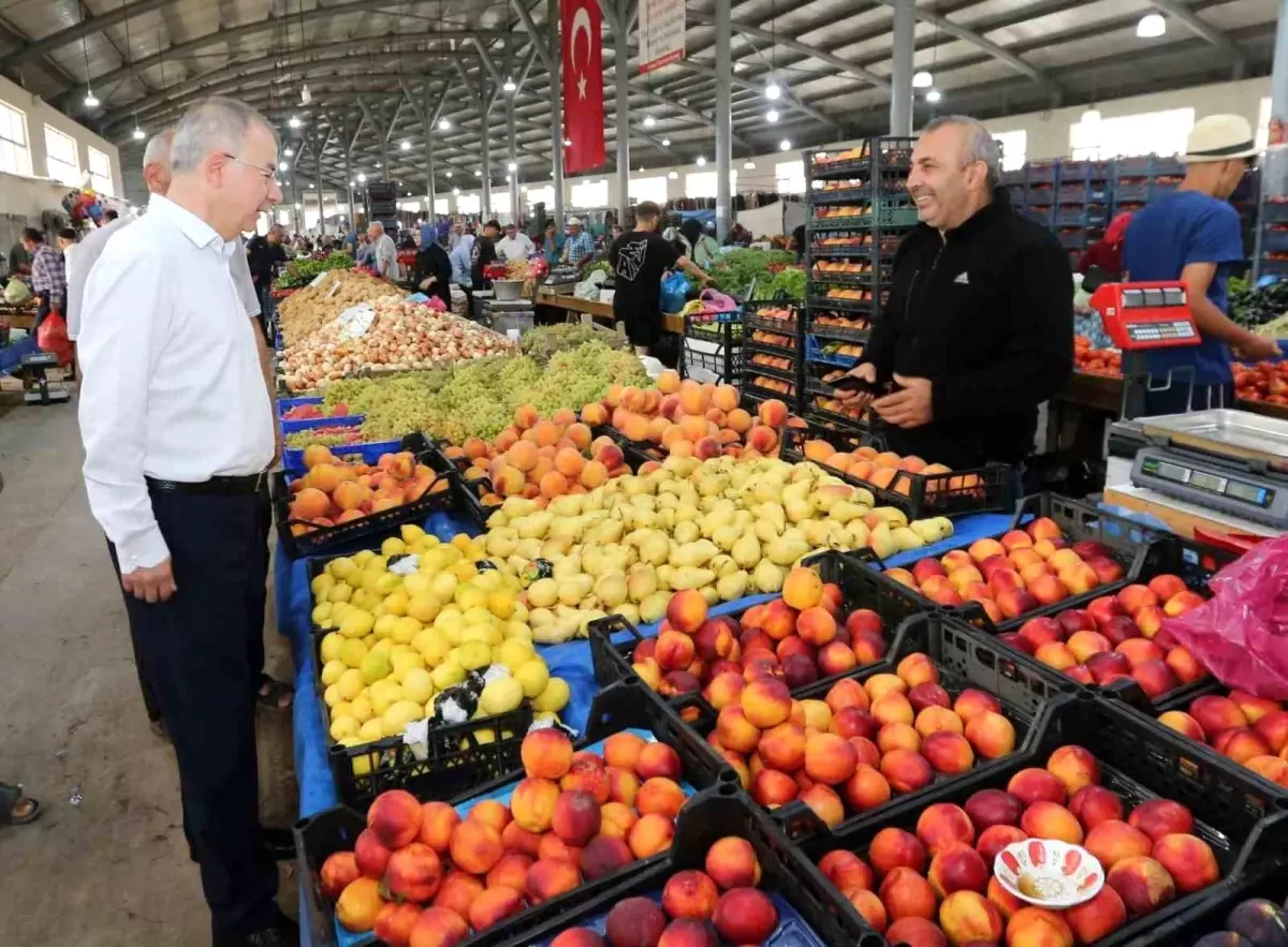 Amasya Valisi İstasyon Semt Pazarı\'nda Esnafları Ziyaret Etti