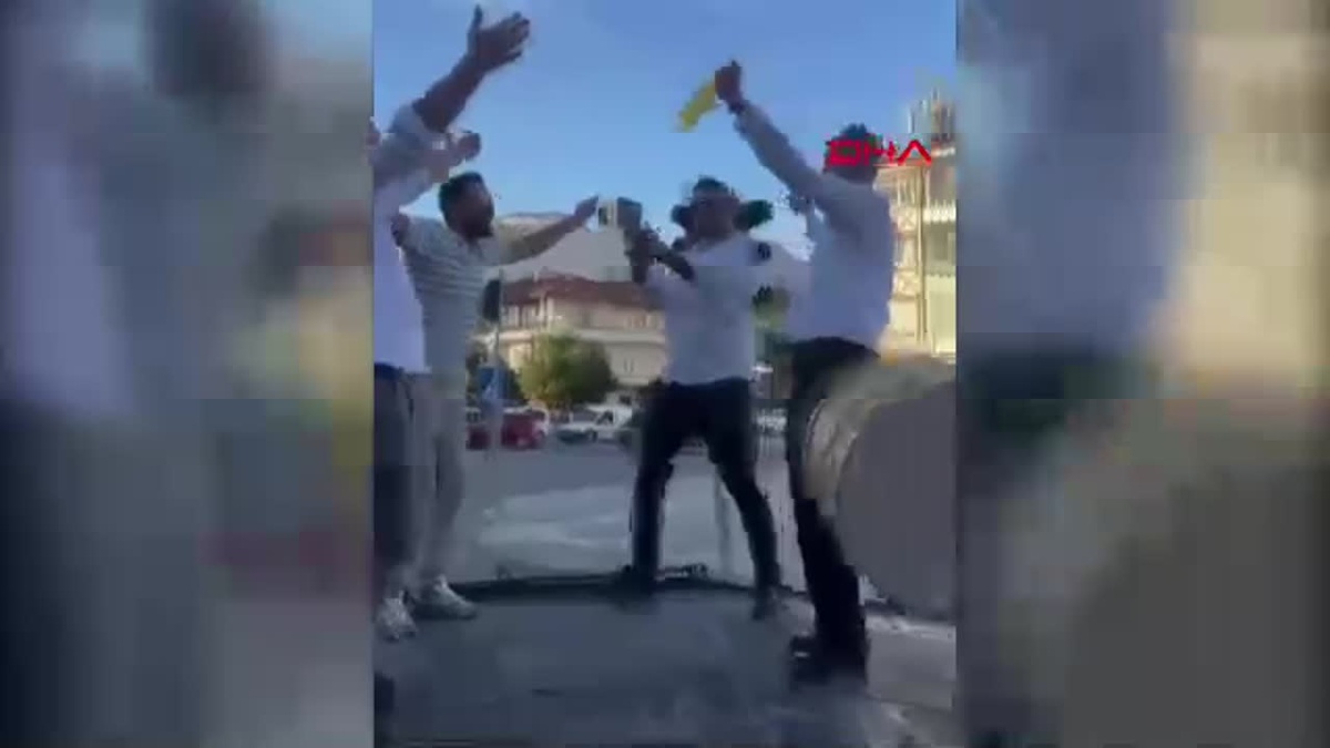 Düğün konvoyunda trafiği kapatarak oynadılar