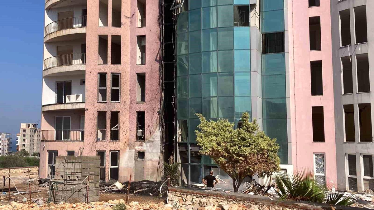 Mersin Erdemli\'de Uzun Yıllardır Bitmeyen Otel İnşaatında Yangın Çıktı