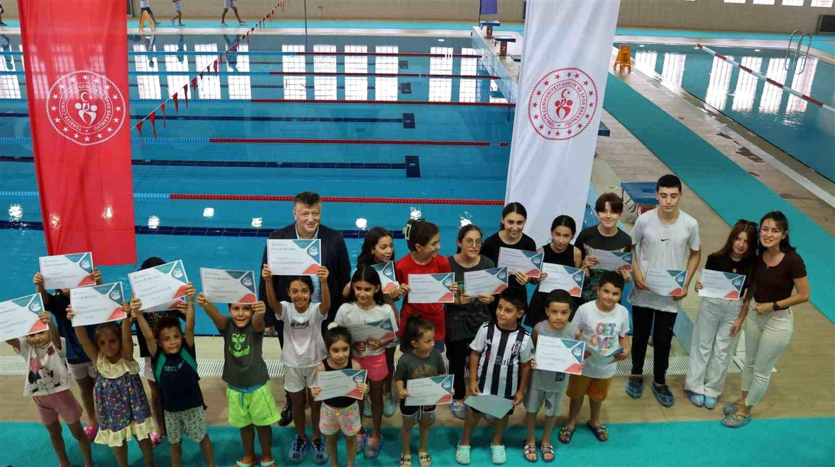 Aydın\'da \'Yüzme Bilmeyen Kalmasın\' Projesiyle 300 Minik Sporcu Sertifika Aldı