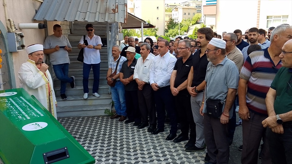 Zonguldak\'ta Kardeşi Tarafından Bıçaklanarak Öldürülen Kadının Cenazesi Toprağa Verildi