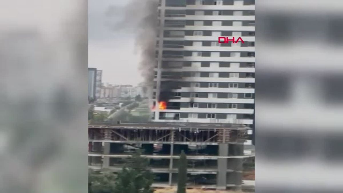 Adana\'da Lüks Sitede Yangın: Daire Kullanılamaz Hale Geldi