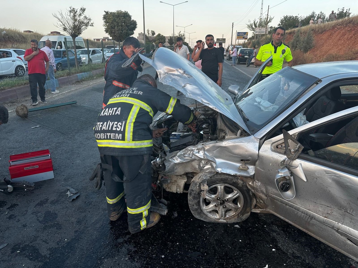 Adıyaman\'da Otomobil Kazası: 2 Sürücü Yaralandı