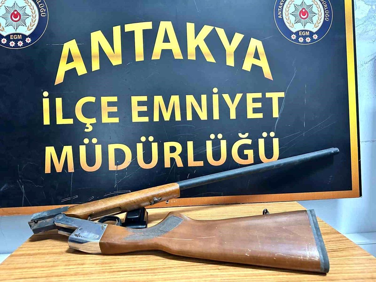 Hatay\'da yapılan uygulamada ruhsatsız silah ele geçirildi