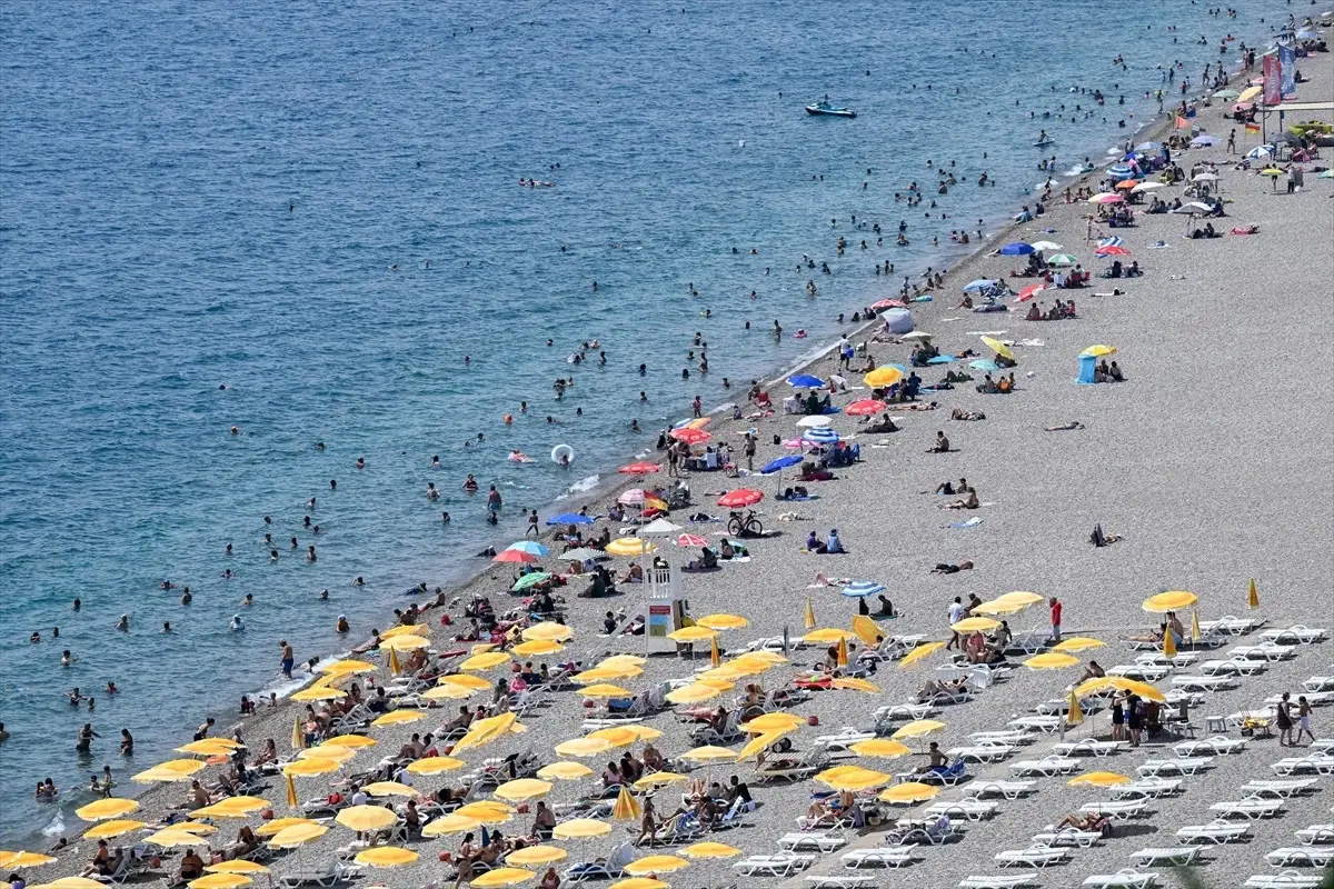 Antalya\'da Sıcaktan Bunalanlar Denize Akın Etti