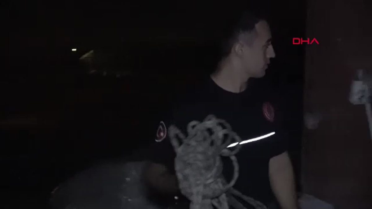 Antalya\'da Çatıda Mahsur Kalan Kişi İtfaiye Tarafından Kurtarıldı