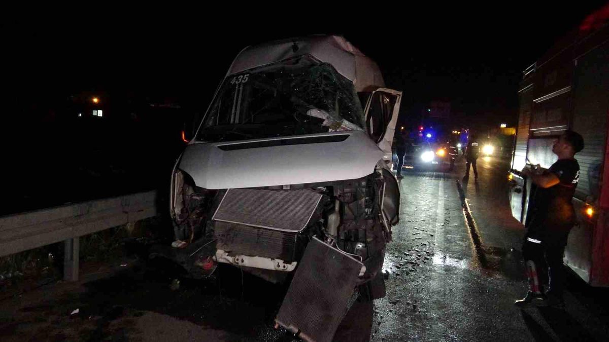Antalya\'da Tır ile Minibüs Çarpıştı: Minibüs Sürücüsü Yaralı
