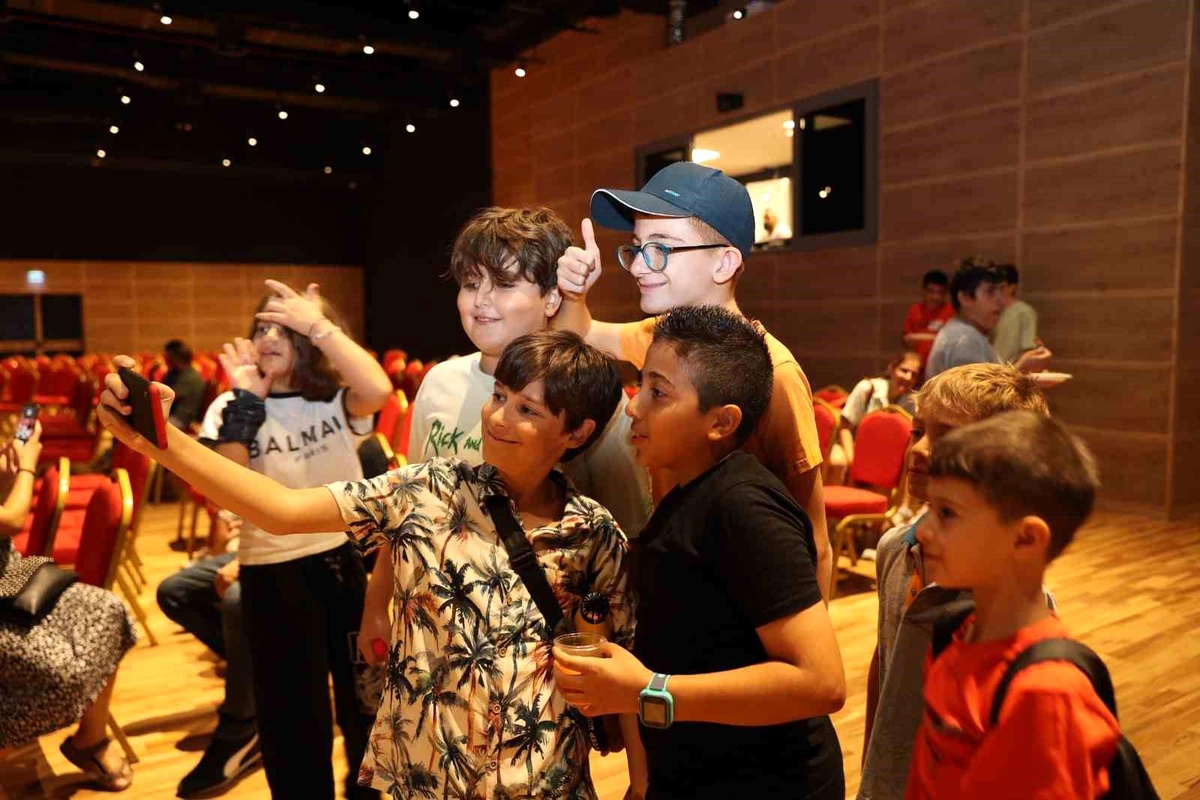 Ataşehir Belediyesi ve AIESEC İstanbul Asya iş birliğiyle "Dünya Bize Katılıyor" yaz okulu tamamlandı