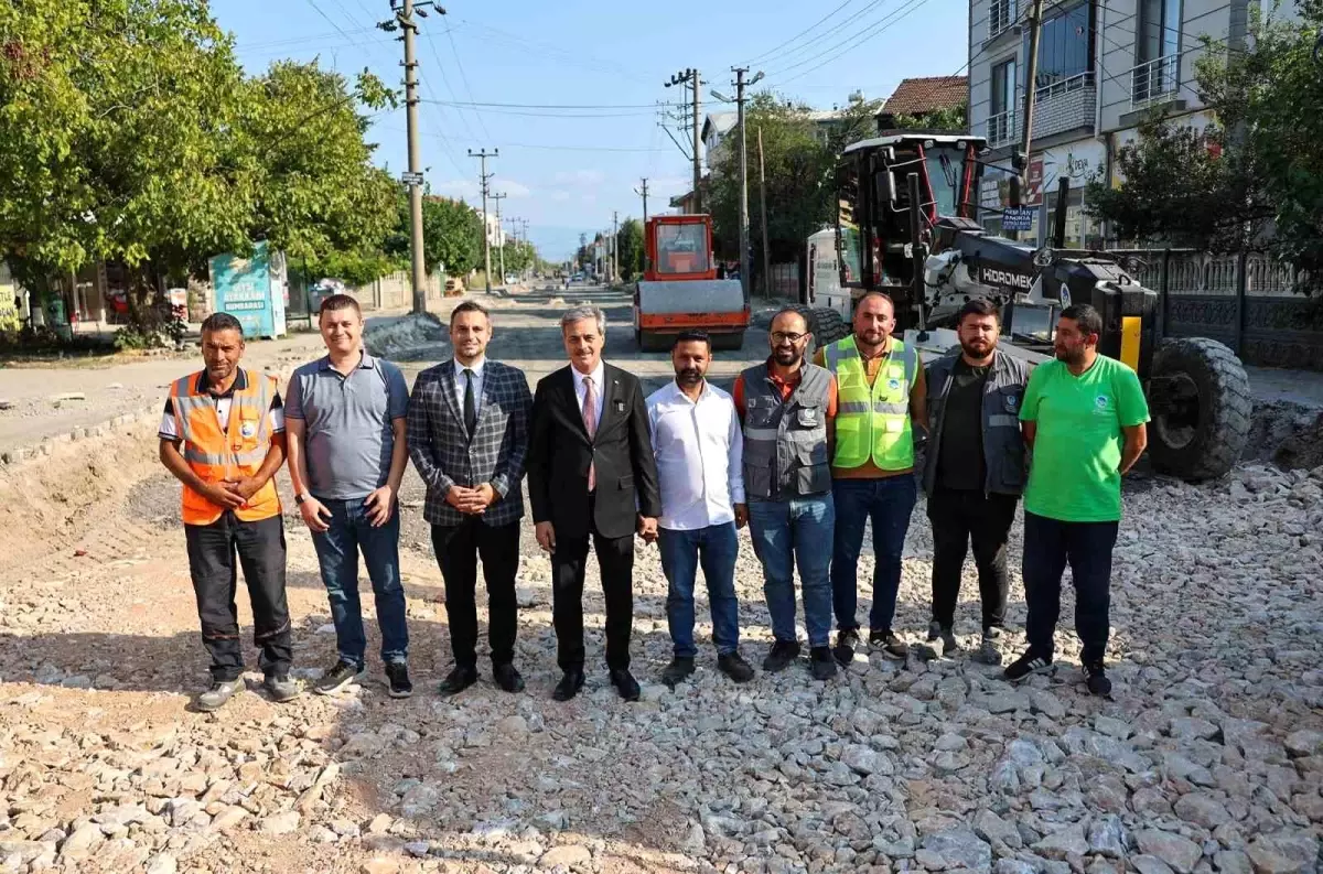 Sakarya Büyükşehir Belediye Başkanı Yusuf Alemdar, Küpçüler Caddesi\'nde Yol Yenileme Çalışmalarını İnceledi