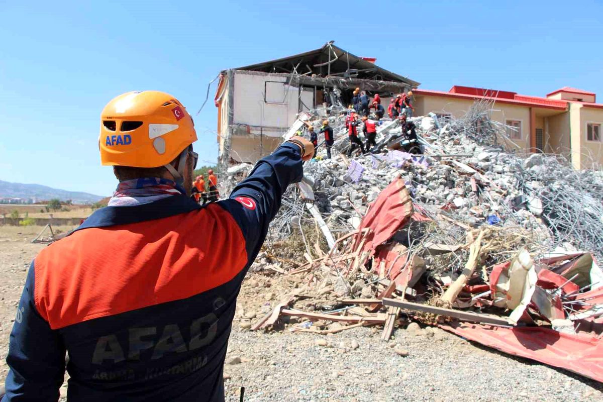 Bingöl\'de muhtemel 7,5 büyüklüğünde gerçekleşmesi beklenen depremin tatbikatı yapıldı