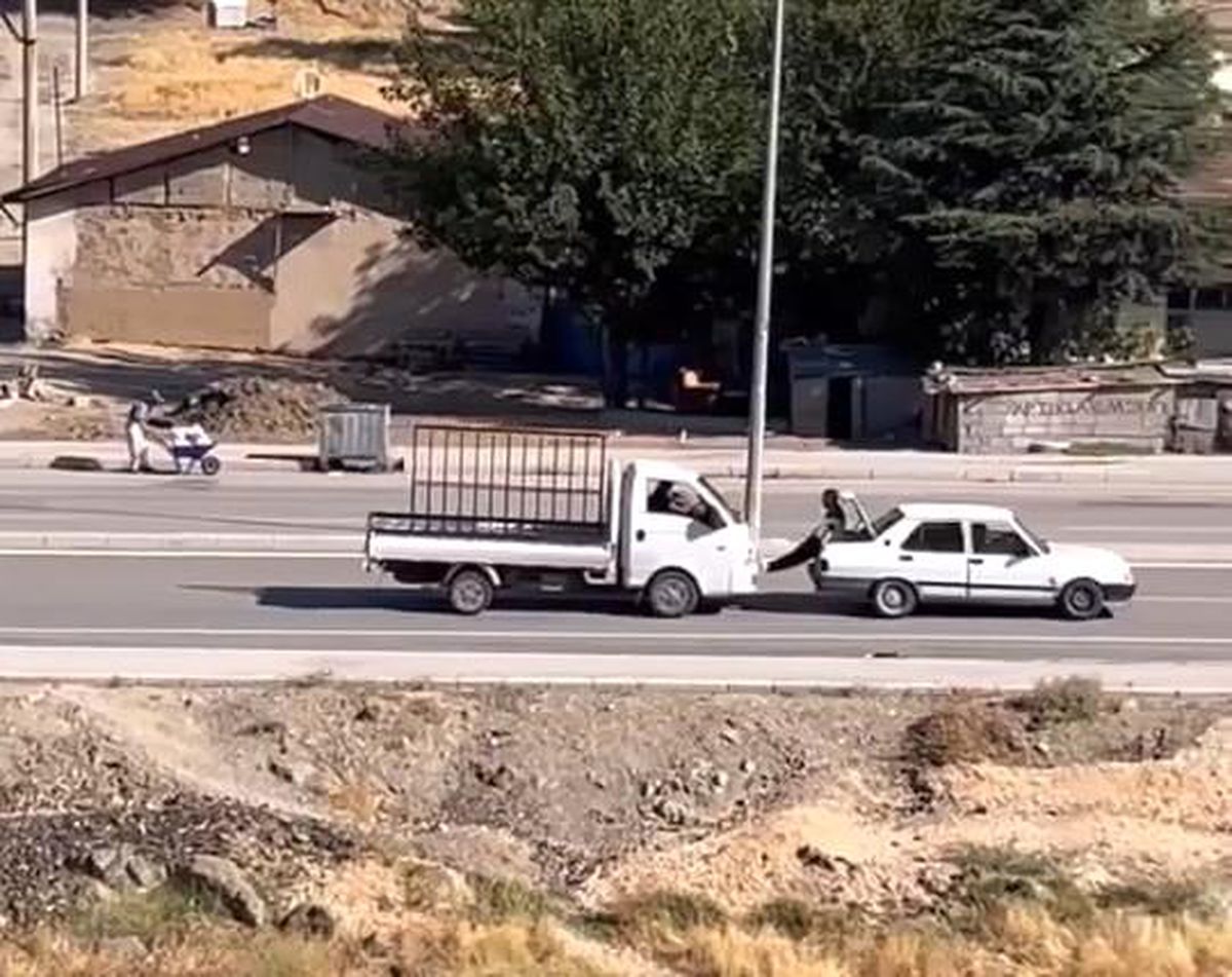Elazığ\'da Yolda Kalan Araç İçin İlginç Kurtarma Yöntemi