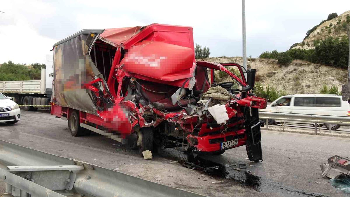 Burdur-Antalya Karayolunda Kamyonetin Kamyona Çarpması Sonucu 1 Kişi Hayatını Kaybetti