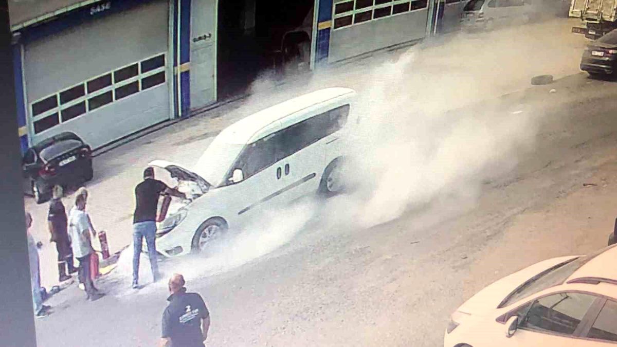 Tekirdağ Çorlu\'da Seyir Halindeki Araçta Çıkan Yangın Esnafın Müdahalesiyle Söndürüldü