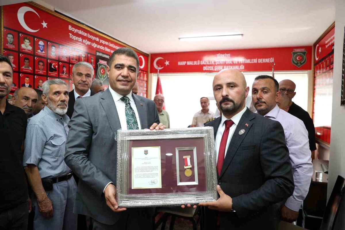 Düzce Valisi Selçuk Aslan, Türkiye Harp Malulü Gaziler Şehit Dul ve Yetimleri Derneği\'nin Düzce şubesini ziyaret etti