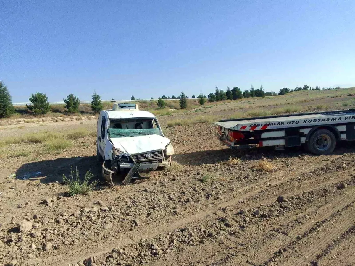 Afyonkarahisar\'da kamyonet kaza yaptı, 2 kişi yaralandı