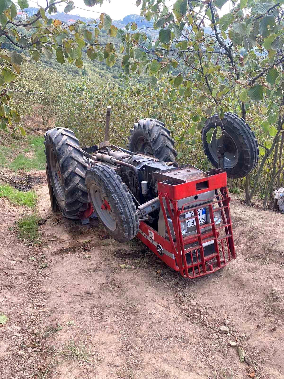 Sakarya\'da Fındık Yüklü Traktör Devrildi: Sürücü Ağır Yaralı