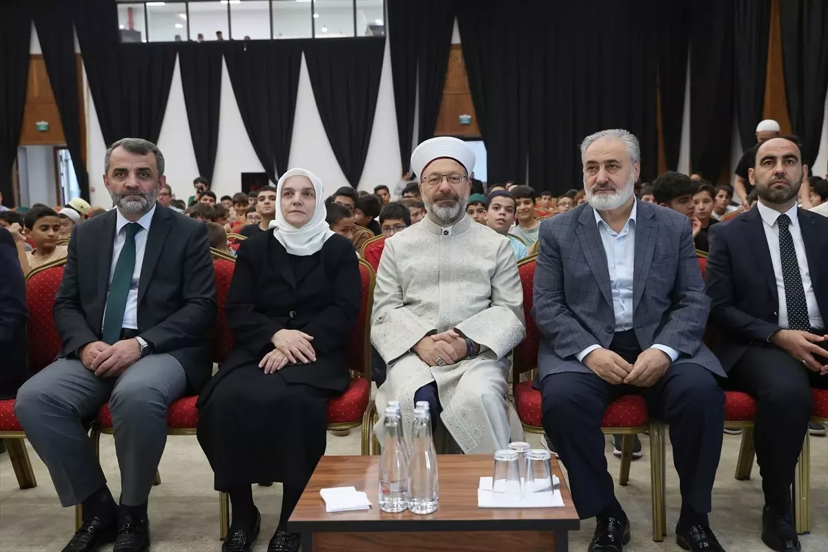 Diyanet İşleri Başkanı Ali Erbaş, Hafızlara ve Gençlere Vatanın Geleceğini Emanet Edecek