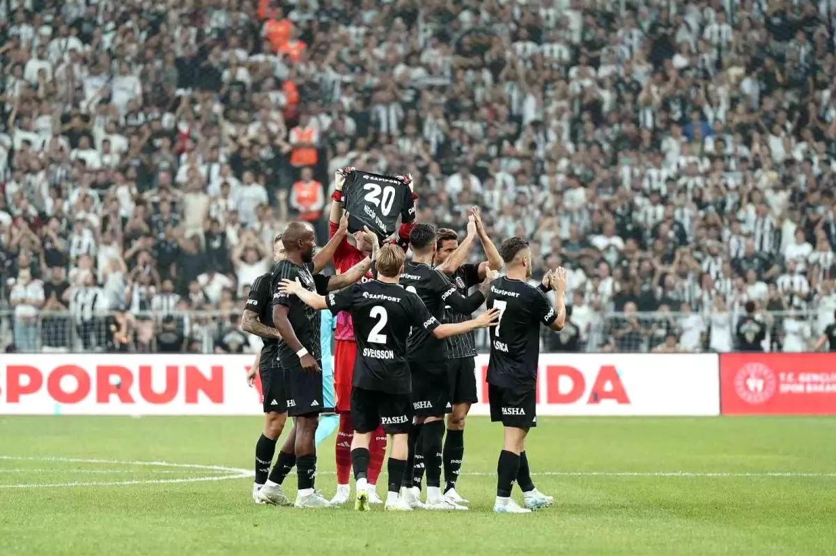 Beşiktaşlı futbolcular, Lugano karşısında kaydedilen ilk golde Necip Uysal\'ın formasını açtılar