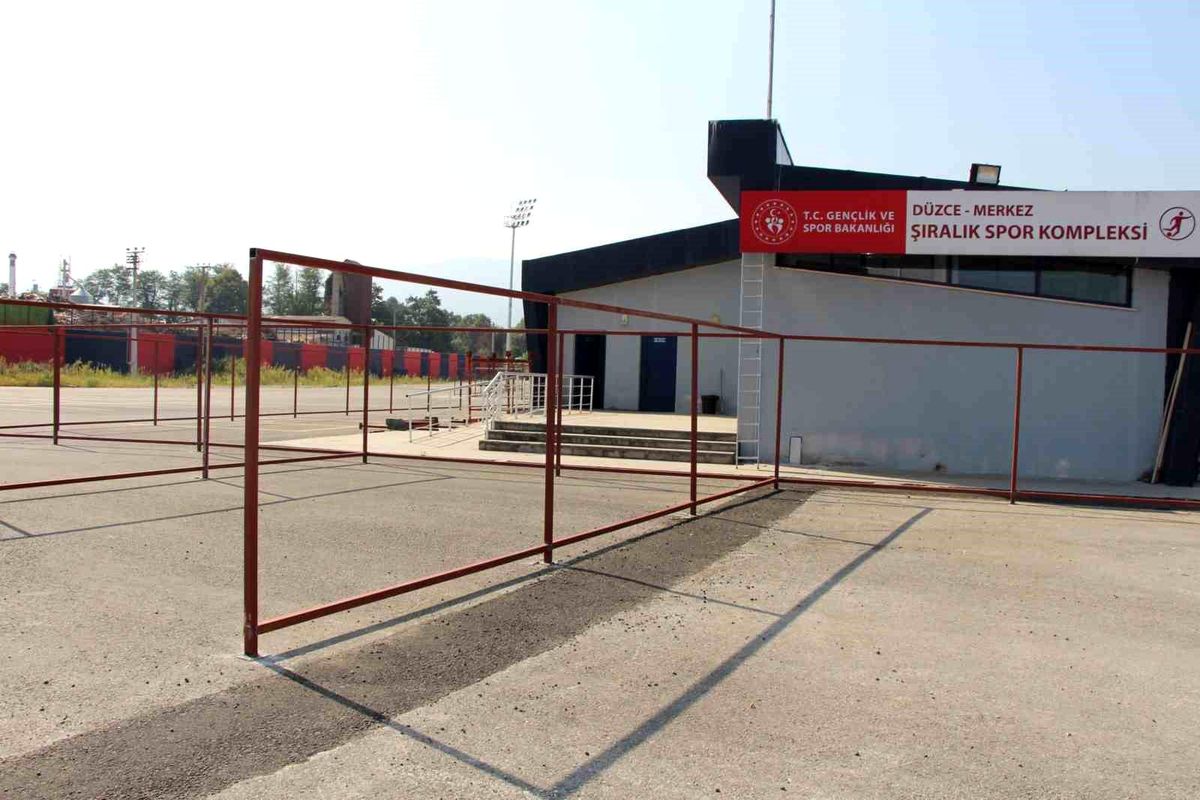 Düzce Gençlik ve Spor İl Müdürlüğü\'nde Futbol Sahası Aydınlatma Sistemi ve Stadyum Girişi Tamamlanıyor