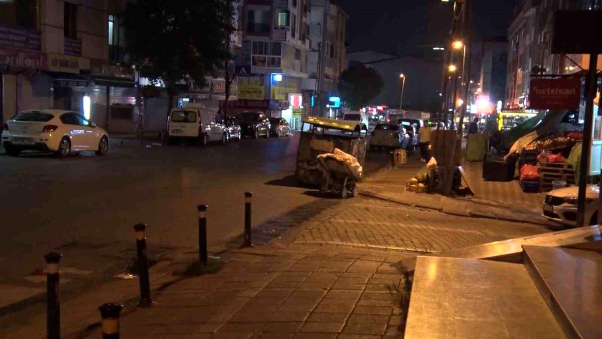 Esenyurt\'ta Polis Memuru ve Vatandaş Bıçaklandı