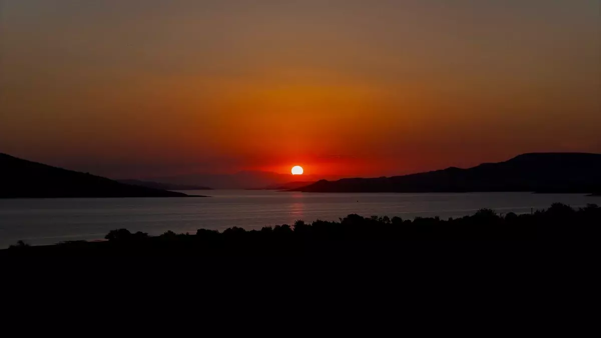 Pertek Feribot İskelesi\'nde Gün Batımı Manzarası