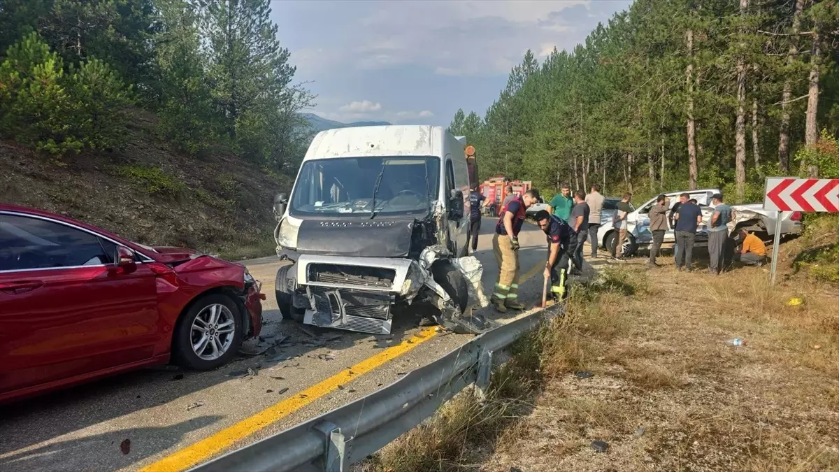 Karabük\'te üç aracın karıştığı trafik kazasında 2 kişi yaralandı