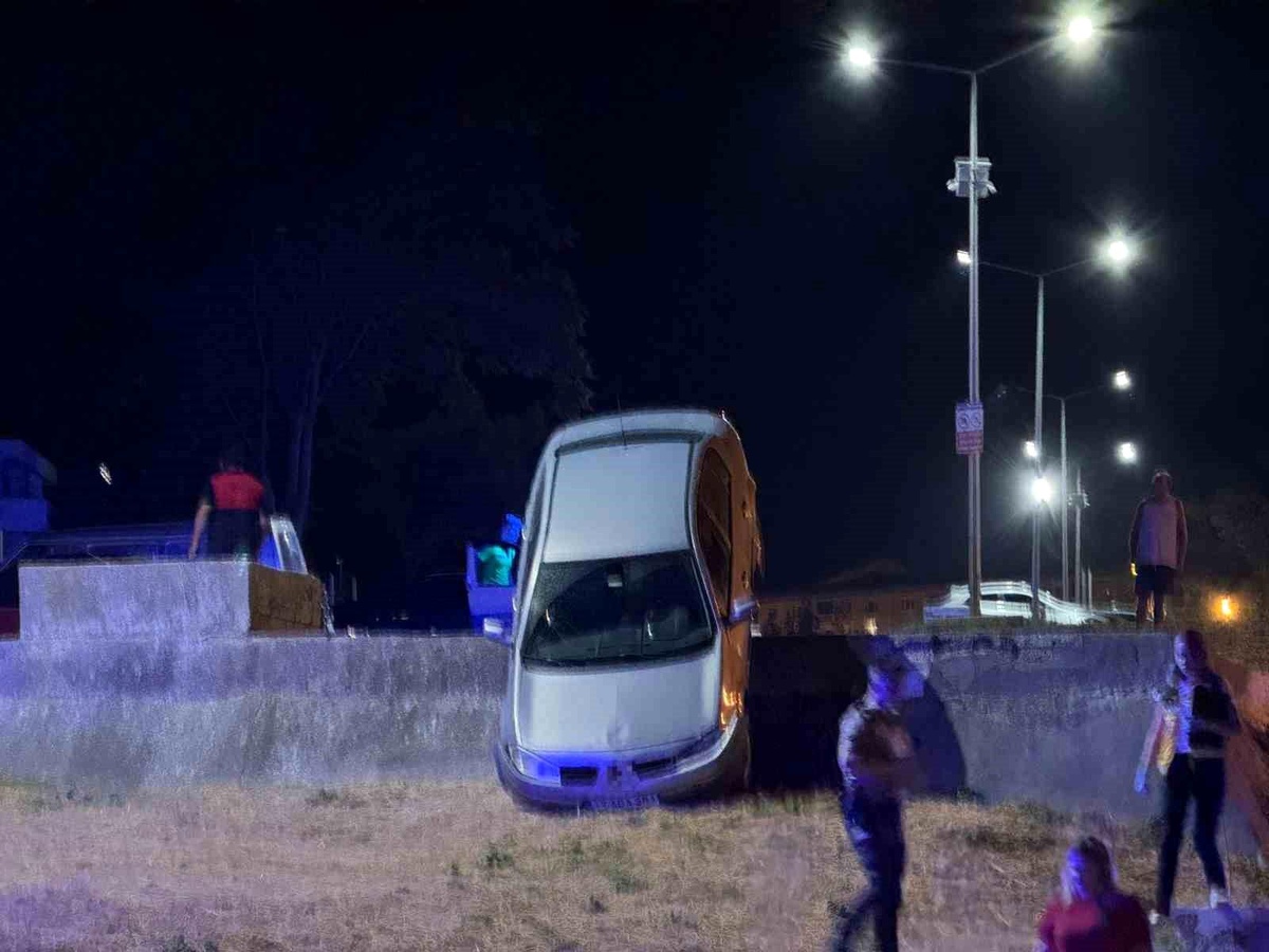 Çanakkale\'de alkollü sürücü otopark duvarında asılı kaldı