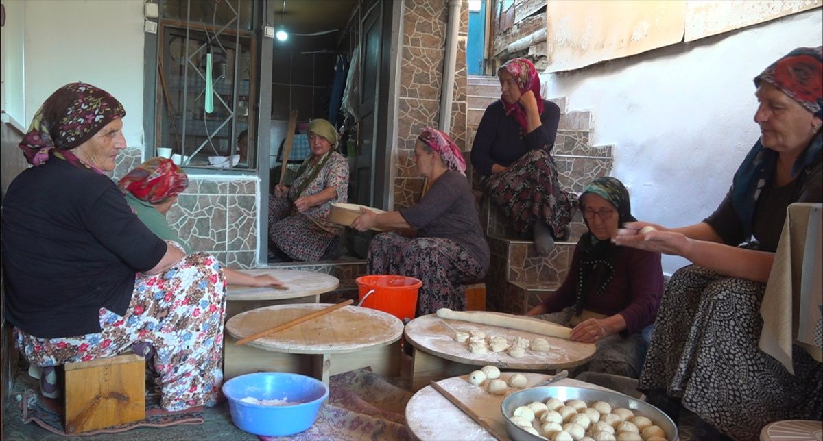 Gümüşhane\'de Kadınlar İmece Usulü Kışlık Yiyecekleri Hazırlıyor