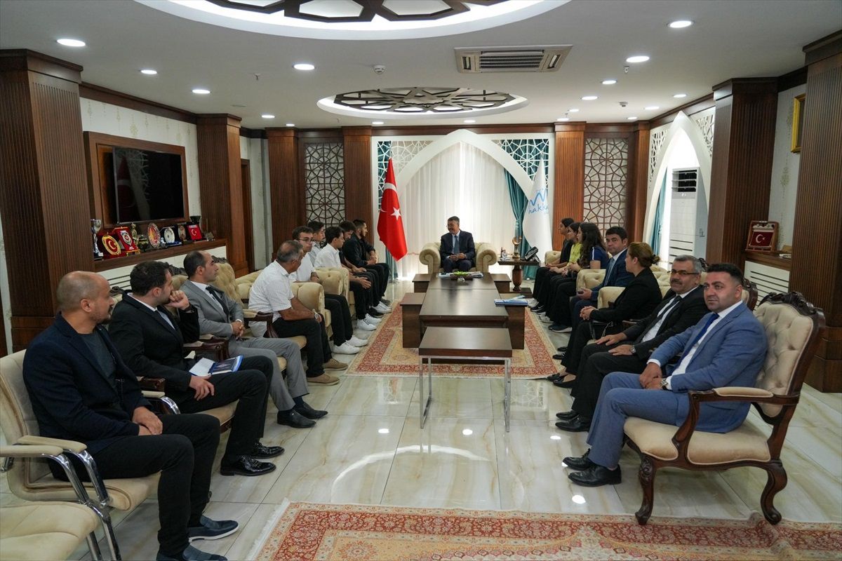 Hakkari Valisi ve Belediye Başkan Vekili Ali Çelik, Üniversite Öğrencilerini Kabul Etti