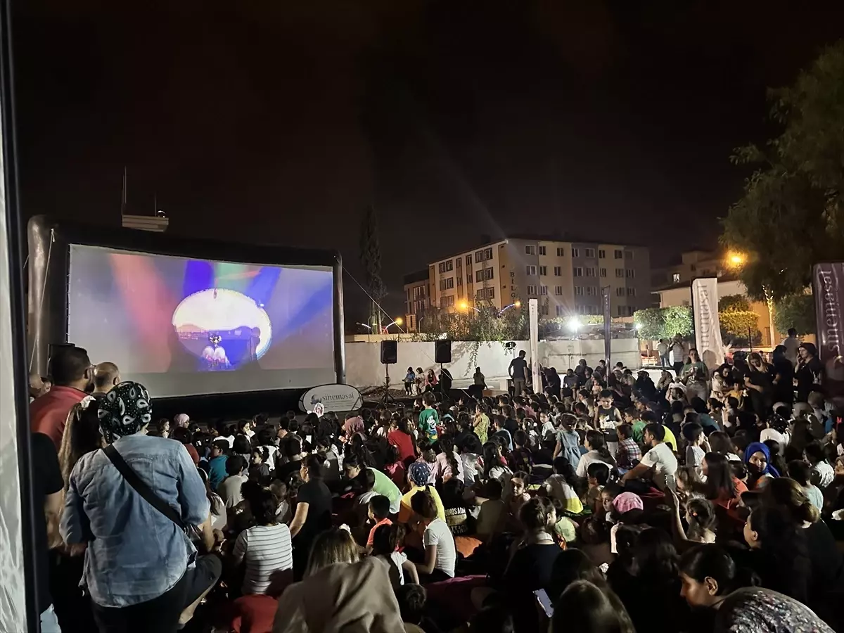 Dörtyol\'da depremzede çocuklara açık havada film gösterimi yapıldı