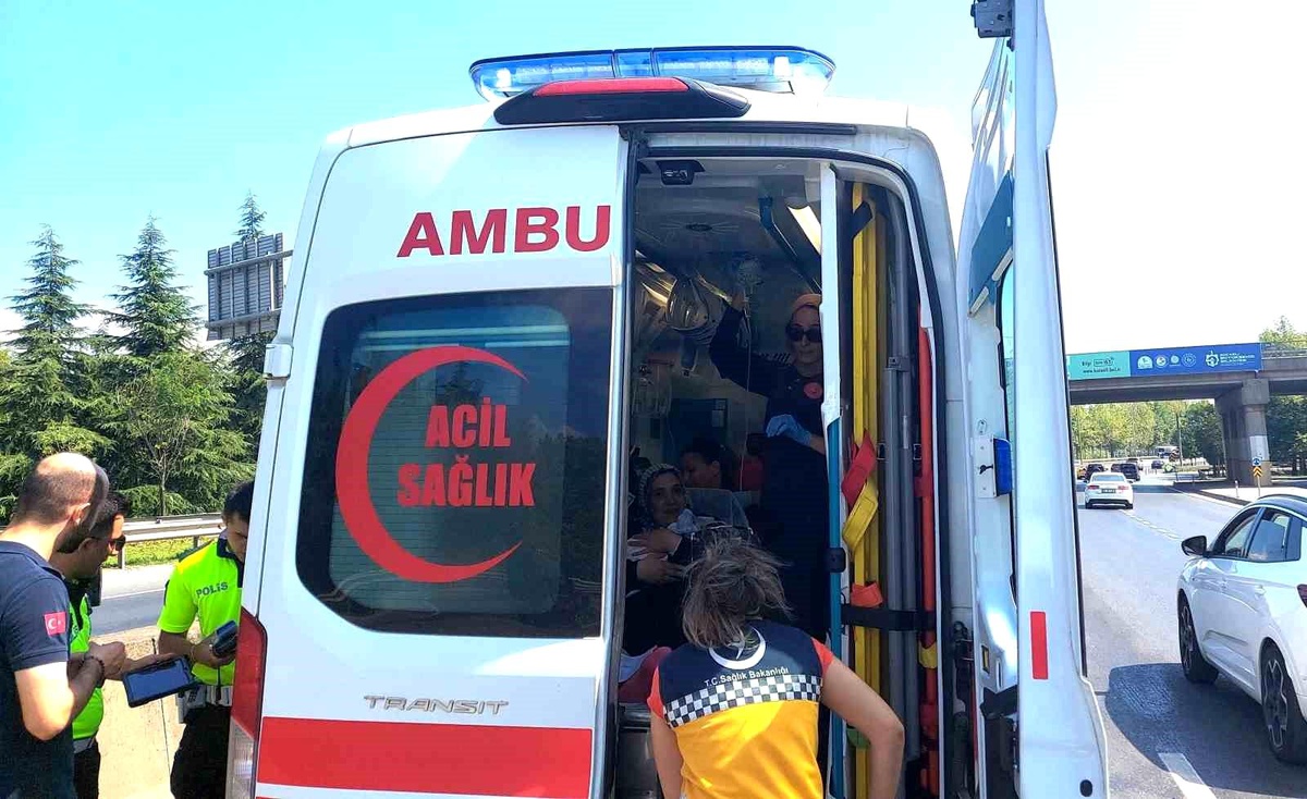 İzmit\'te Yenidoğan Ambulansına Arkadan Çarpma Kazası: 1 Yaralı
