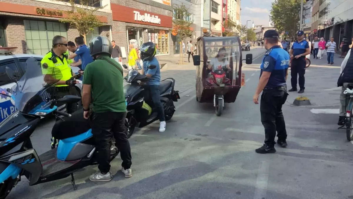 Düzce\'de İstanbul Caddesi\'nde motosiklet denetimi