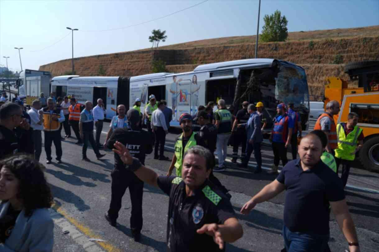 İstanbul'da metrobüs kazası! 1 kişi hayatını kaybetti, 38 yaralı var