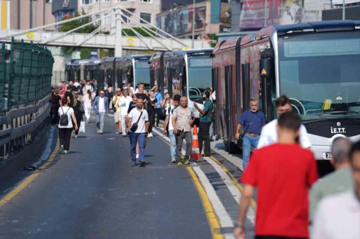 İstanbul'da metrobüs kazası! 1 kişi hayatını kaybetti, 38 yaralı var