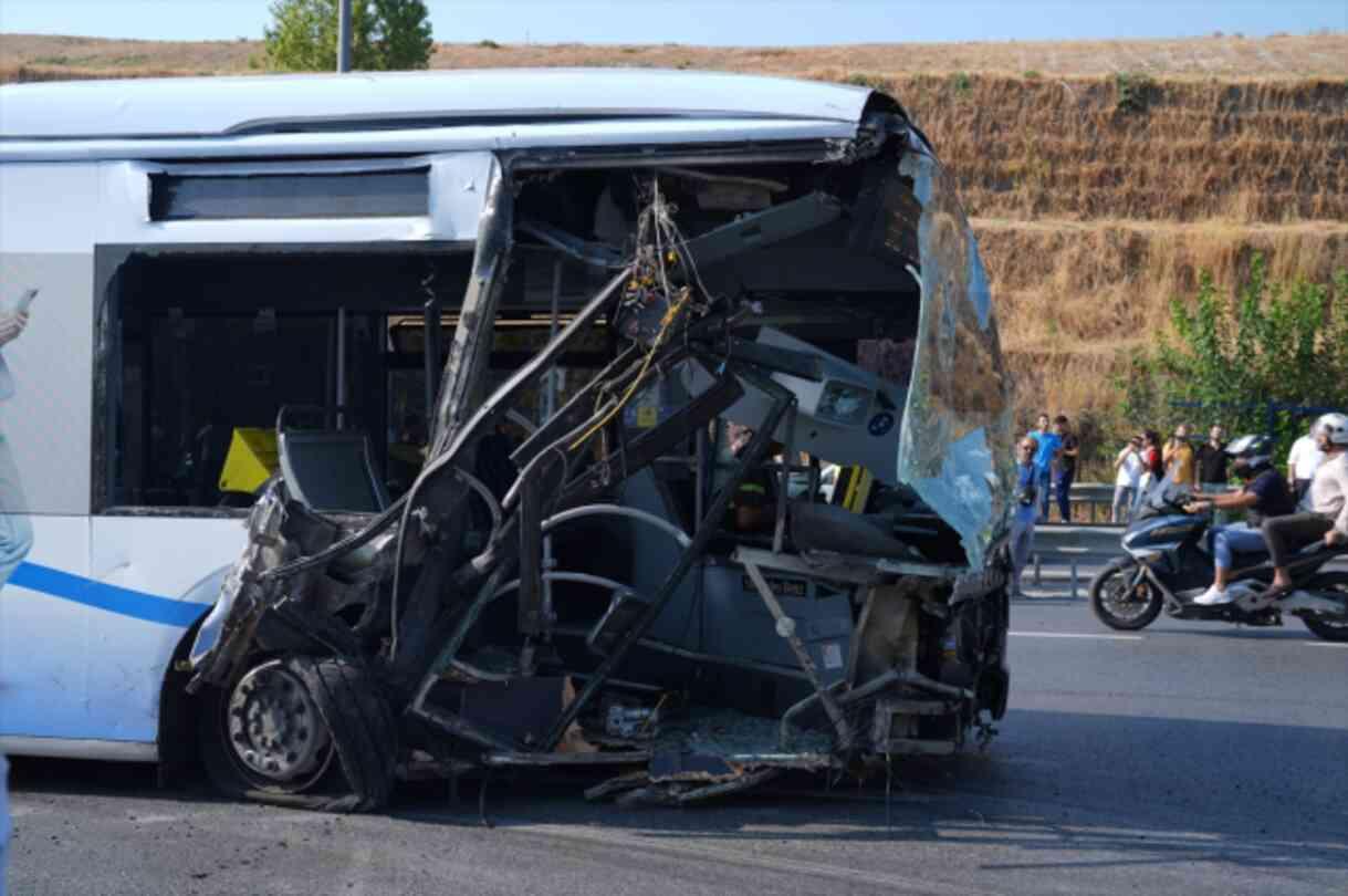 İstanbul'da metrobüs kazası! 1 kişi hayatını kaybetti, 38 yaralı var