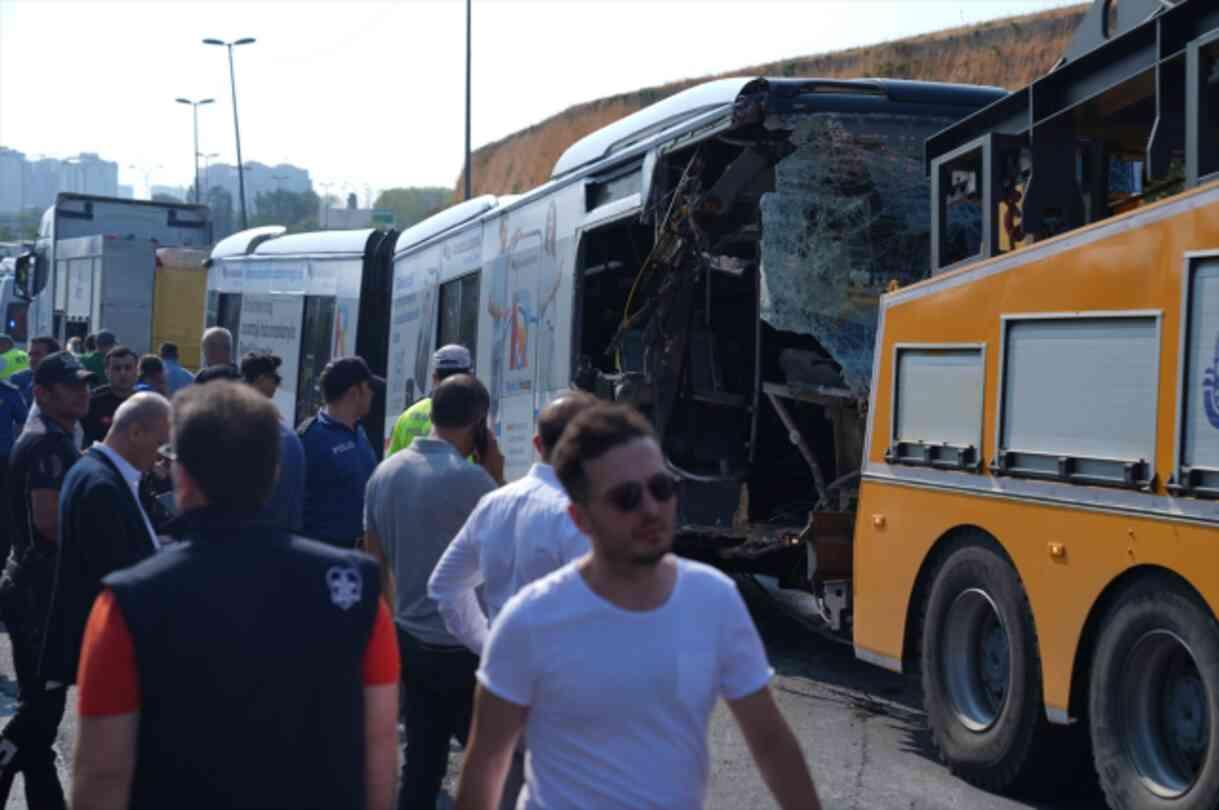 İstanbul'da metrobüs kazası! 1 kişi hayatını kaybetti, 38 yaralı var