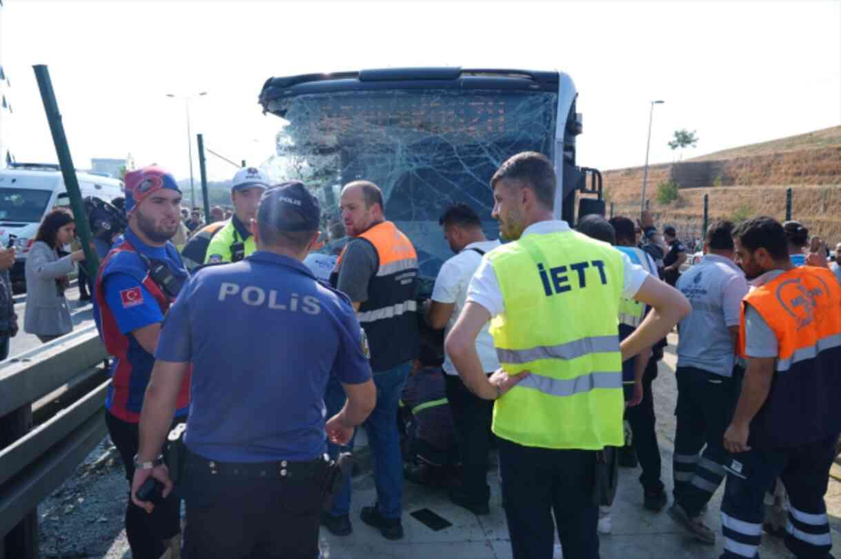 İstanbul'da metrobüs kazası! 1 kişi hayatını kaybetti, 38 yaralı var