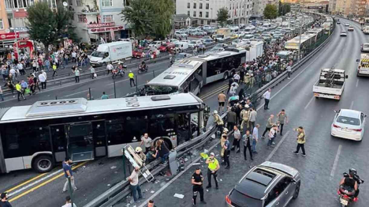 İstanbul'da metrobüs kazası! 3'ü ağır 10 yaralı