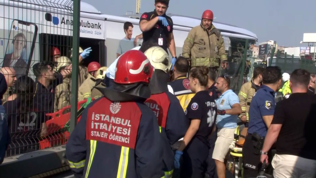 İstanbul'da metrobüs kazası! 3'ü ağır 10 yaralı